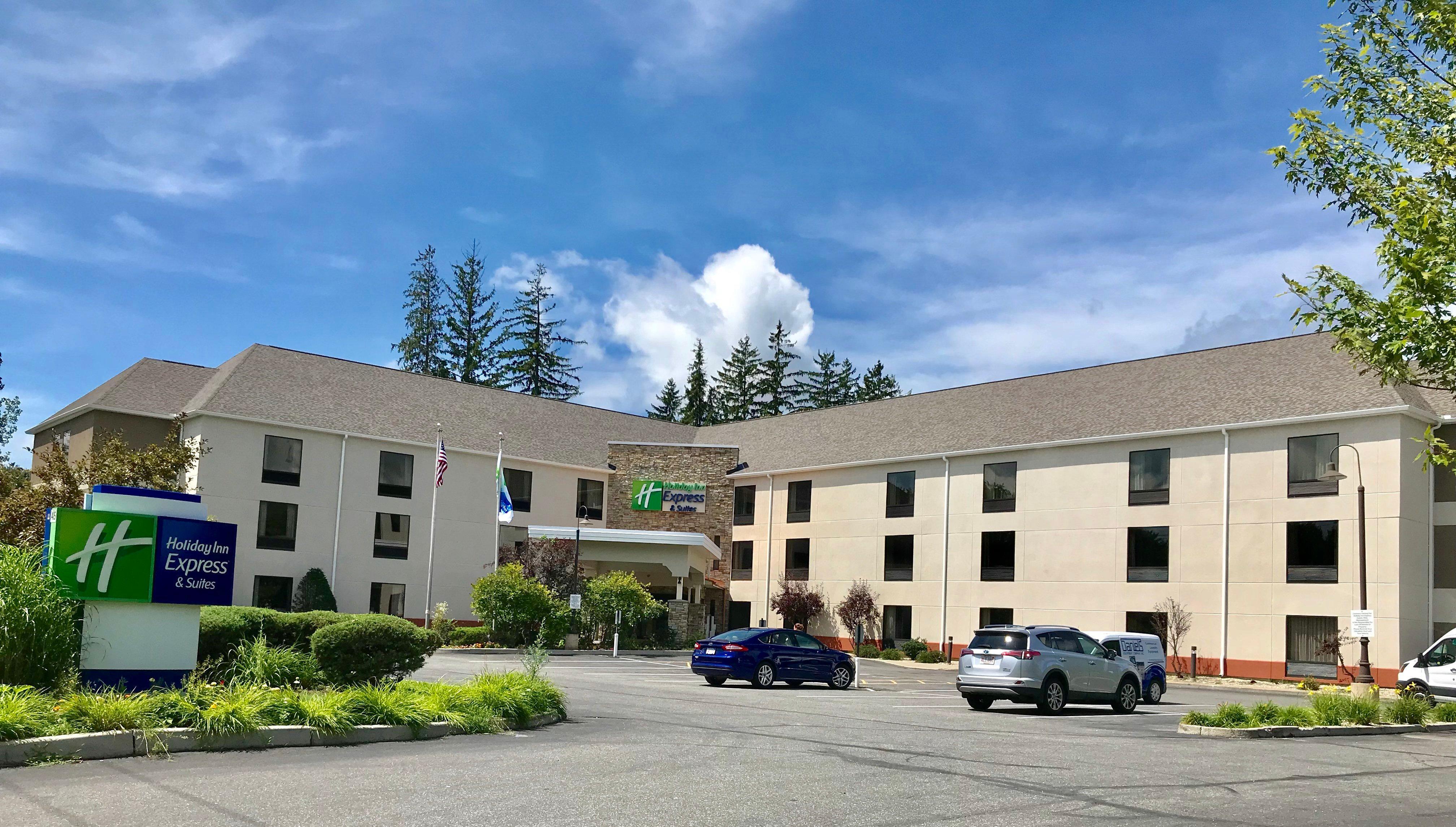 Holiday Inn Express Great Barrington By Ihg Exterior photo
