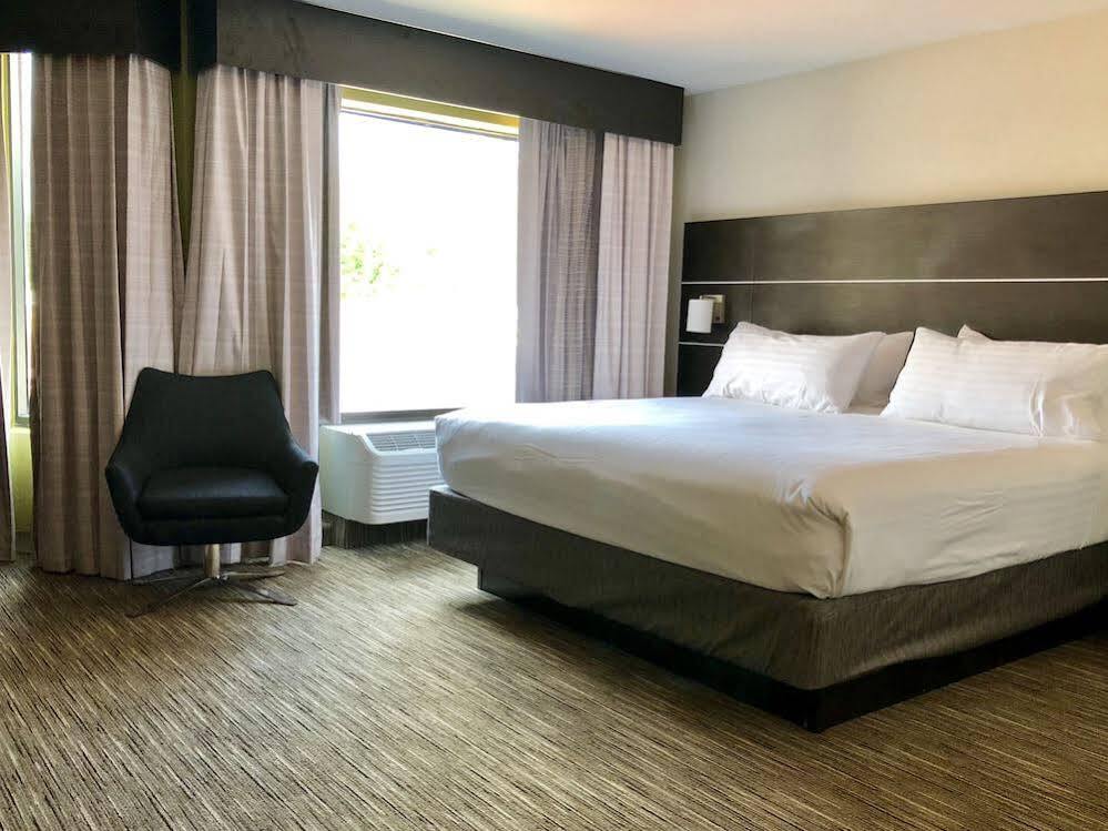 Holiday Inn Express Great Barrington By Ihg Exterior photo